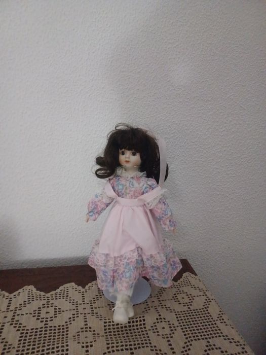 Boneca de porcelana muito bonita