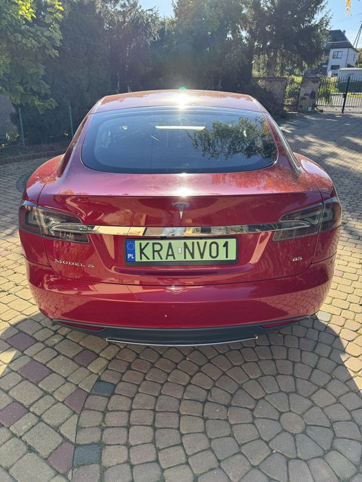 Tesla model S85 zarejestrowana zadbana