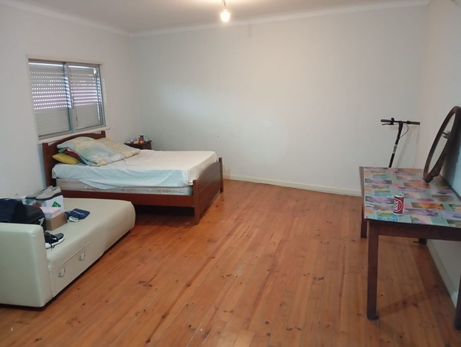 Quarto grande em Canelas