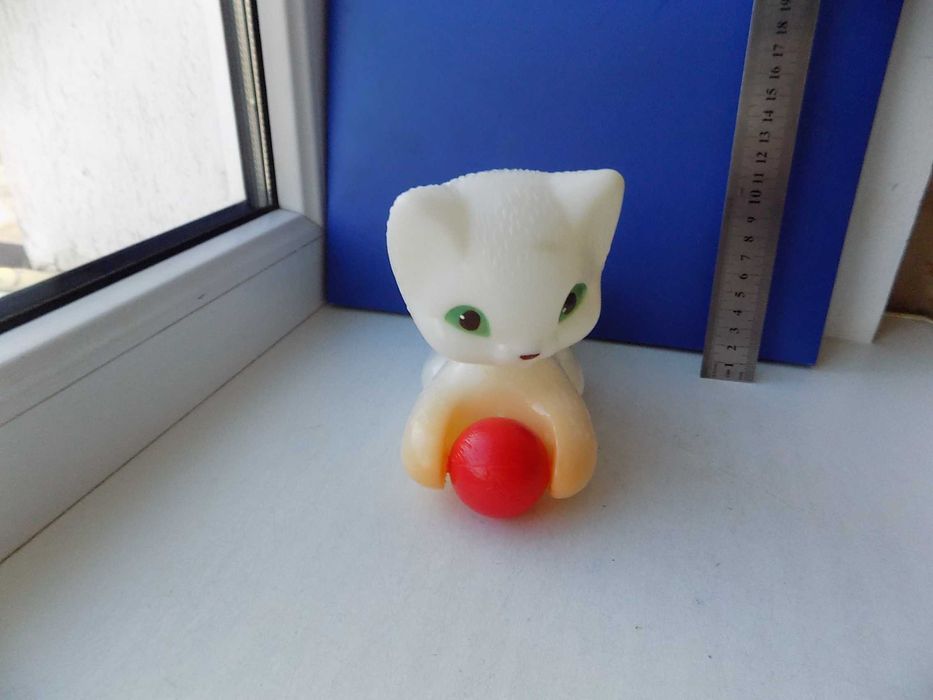 Игрушка полиэтилен СССР Котенок с мячом Клеймо