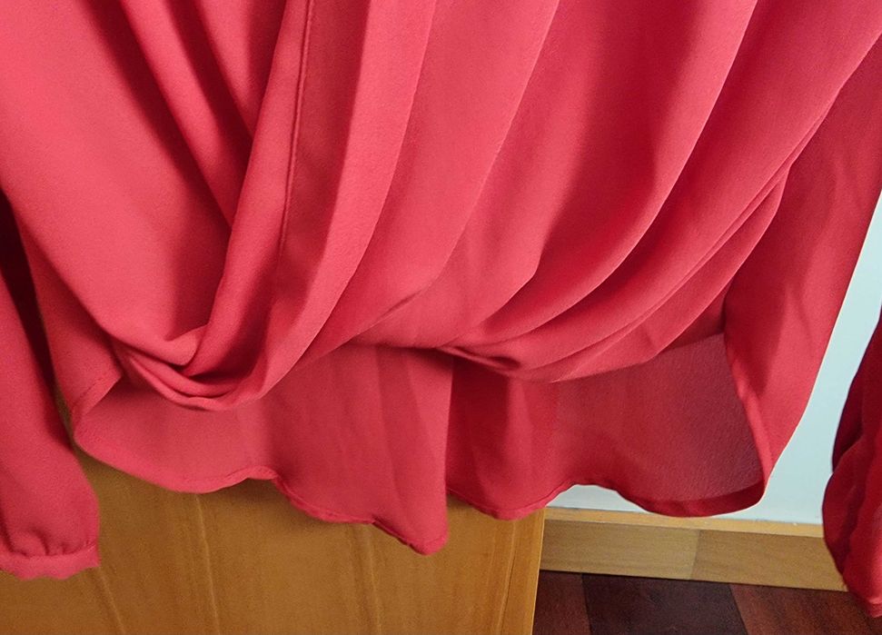 Blusa vermelha Primark com detalhe cruzado à frente, tamanho 36