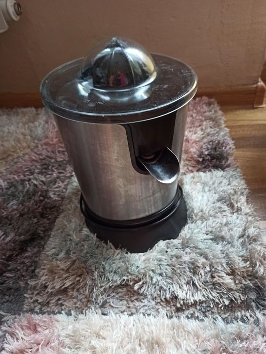 Sprzedam wyciskarkę do owoców