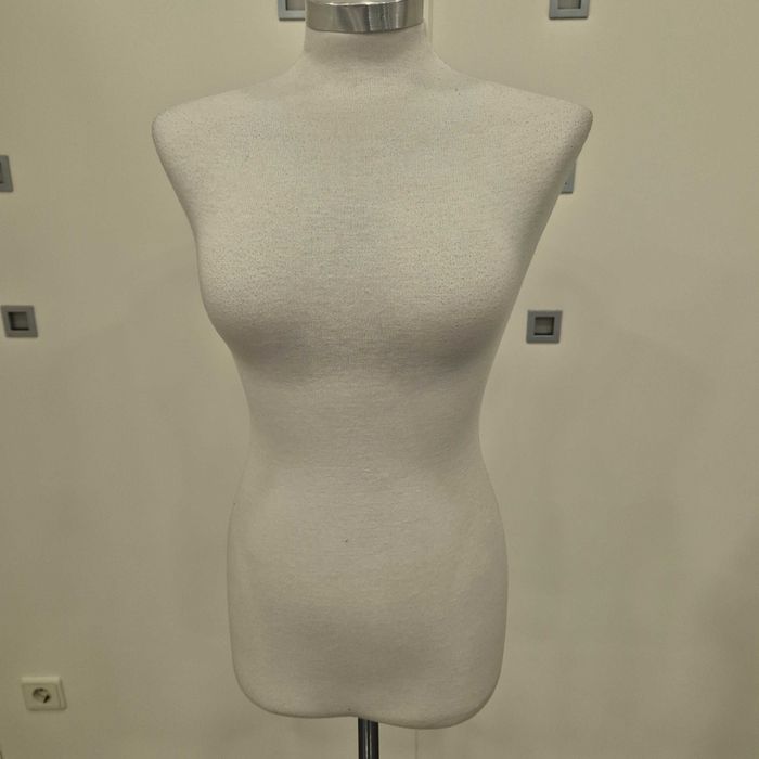 Manequim Feminino de Exposição / Costura com Base Metálica (opcional)