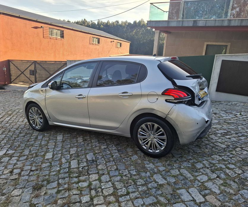 Peugeot 208 1.6 BlueHDi Style Apenas 111 Mil Kms Nacional de 2016/11