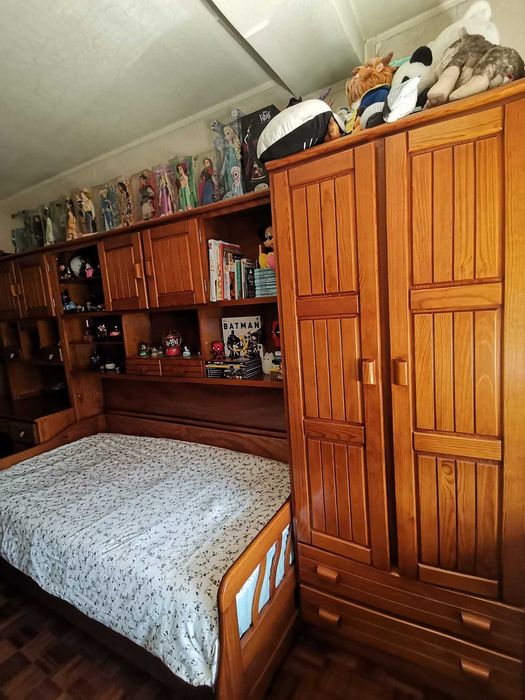 Armário em MADEIRA com cama