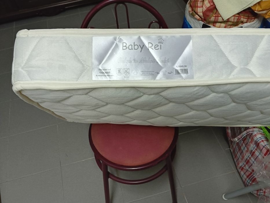 Colchão molas bebé, com cama de madeira.