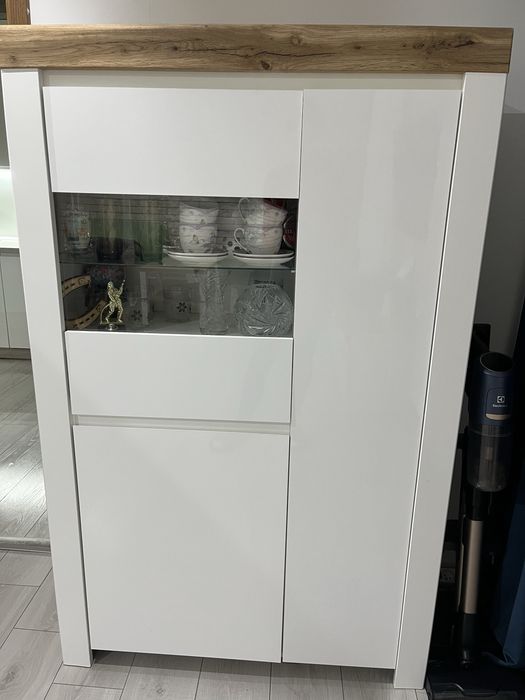 Biały regał z półką szklaną