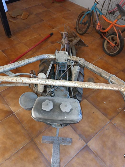 Pequeno trator de mão de combustão