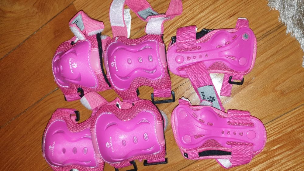 Patins em linha de menina com equipamento proteção