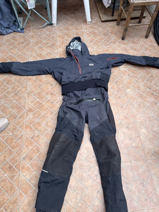 Fato para atividades aquaticas