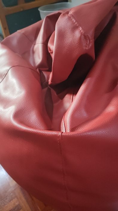 Pouf vermelho tipo couro