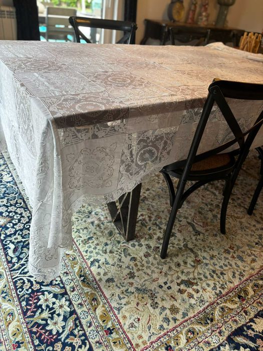 Toalha de renda e bordado 260x180  em patchwork de quadrados