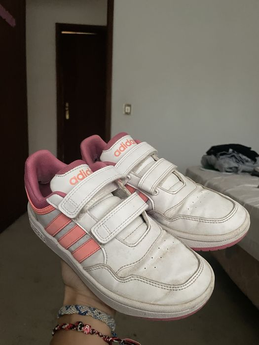 adidas brancas e cor de rosa