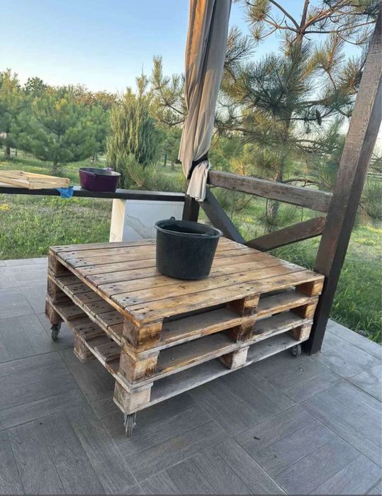 Диван із піддонів стіл для сада мебель садова поддонов