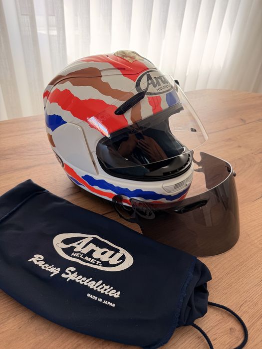 Capacetes Arai e Shoei