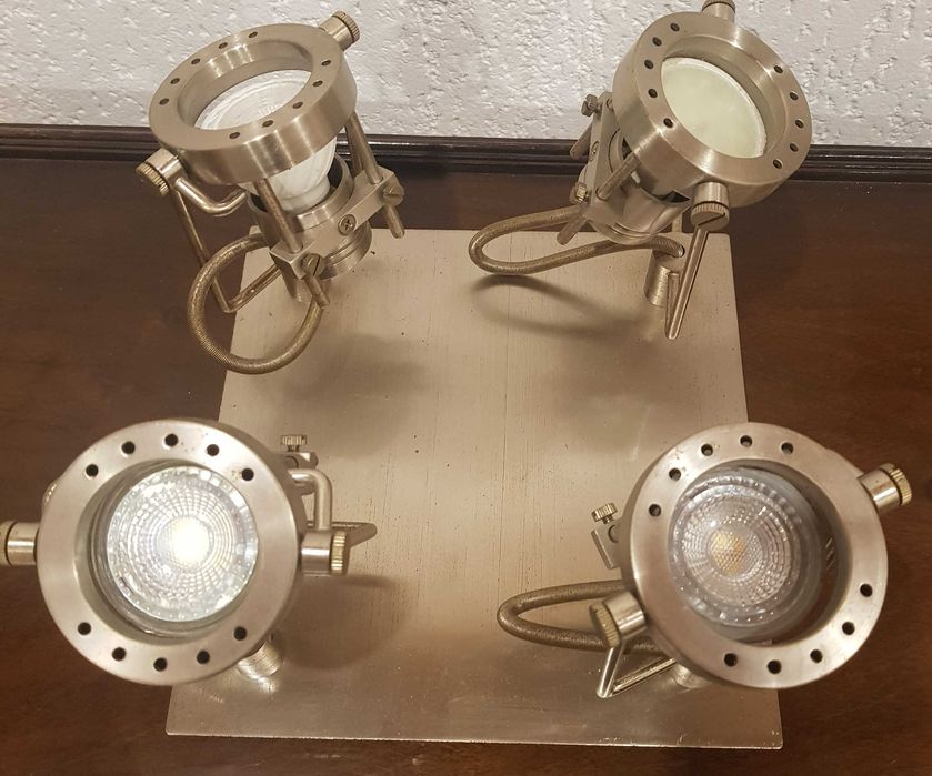 Candeeiro de tecto com 4 focos direccionais.