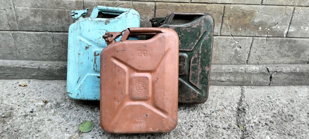 Продам канистры. Объем 20 и 10  литров