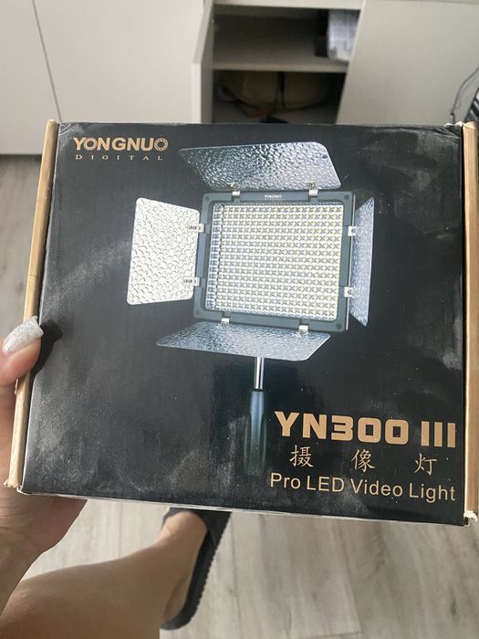 LED світло Yongnuo YN-300 III (3200К-5600К) + Штатив (Тринога)