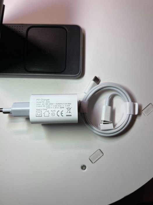 Станція для безпровідної зарядки телефону, часів та наушників