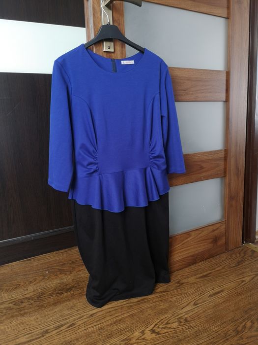 Elagancka sukienka damska z baskinką plus size