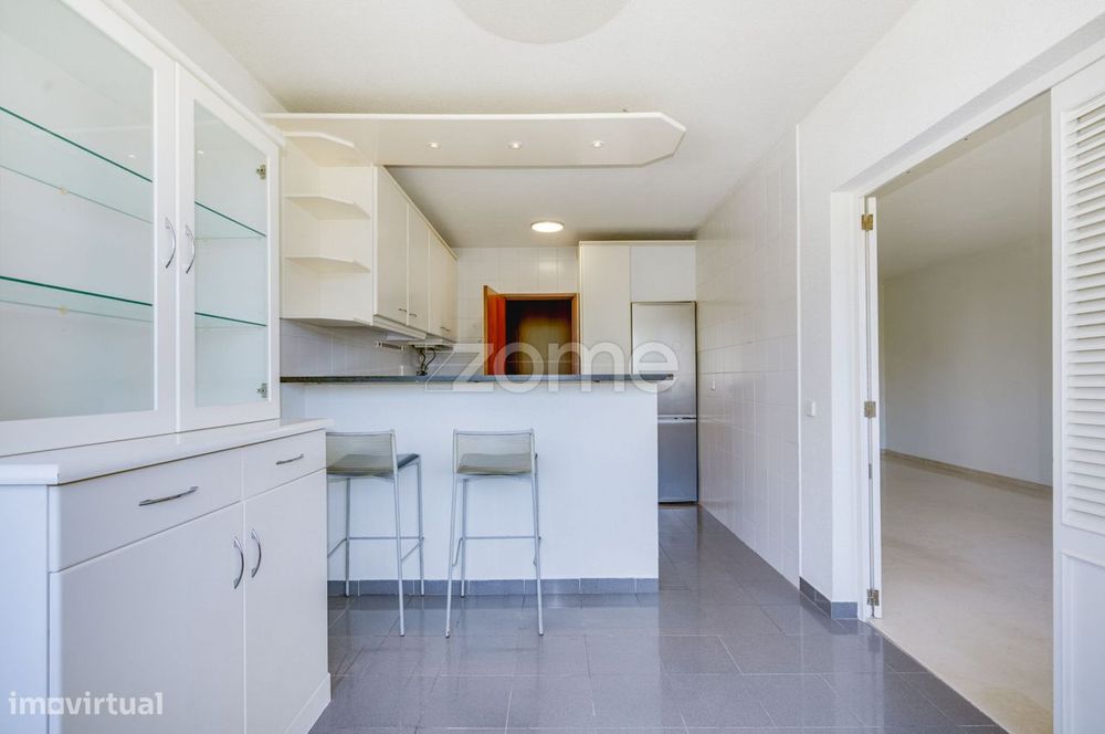Apartamento T2 com Garagem para Arrendamento - Metro do Campo Grande