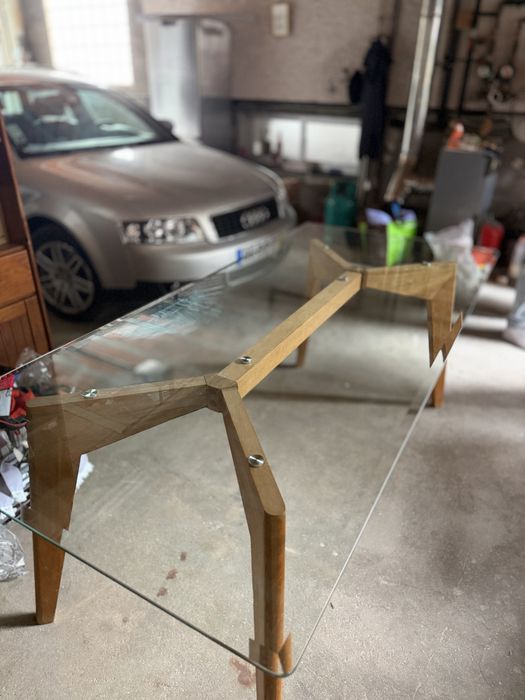 mesa de vidro com pernas de madeira