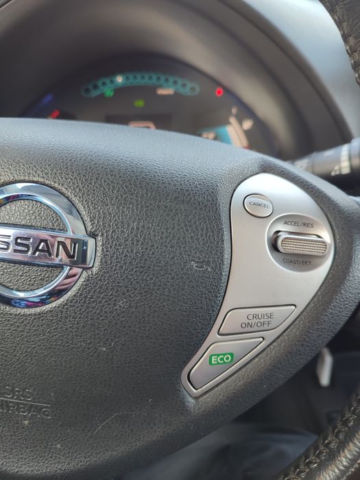 Nissan leaf электромобиль