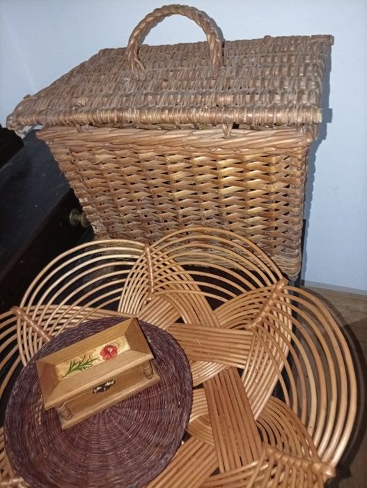 Conjunto de cestas feitas a mão.