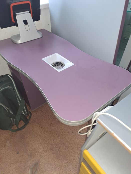 Стіл з витяжкою, зеркала для салонів красоти.