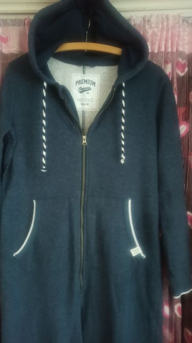 Одяг б/у в ідеальному стані куртки100ог.ціна 200 світера 50грн ог.110