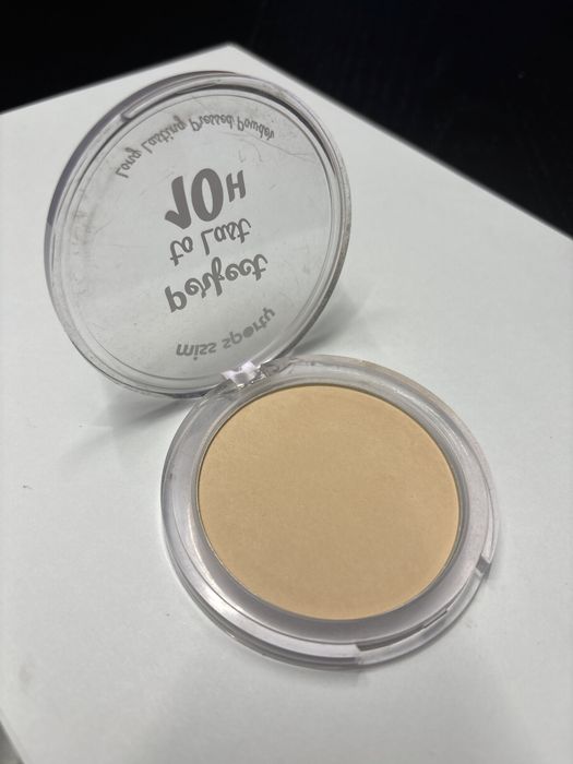 Jasny puder Neutral Ivory, długotrwały efekt