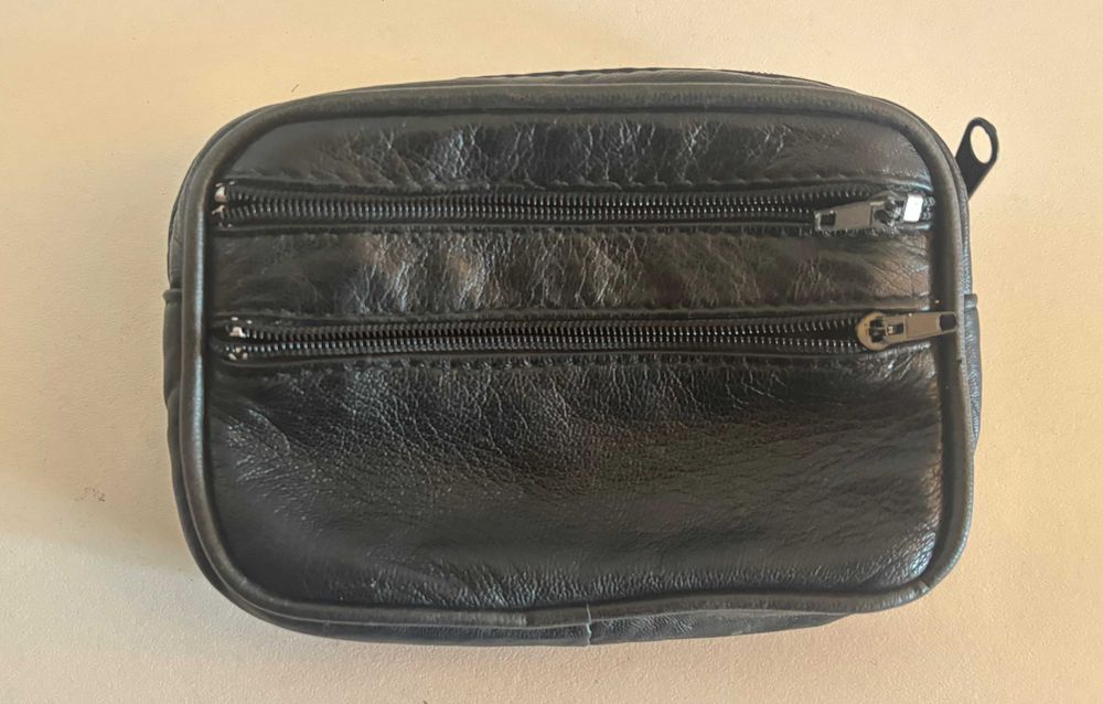 Bolsa/Pochete em pele €5 com portes incluídos.