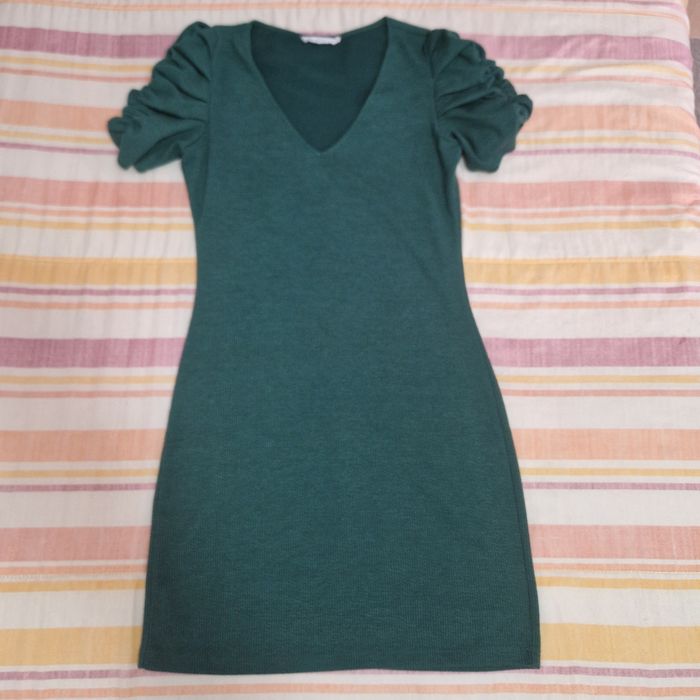 Vestido MANGO em verde escuro, de corte justo e decote em V.
