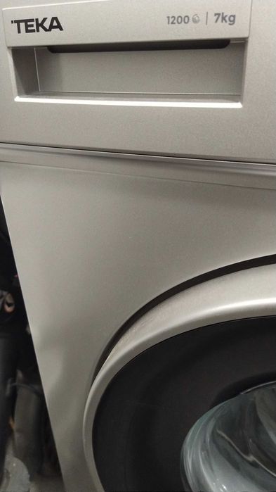 Máquina de lavar roupa, bancos para bancada e móvel em pedra