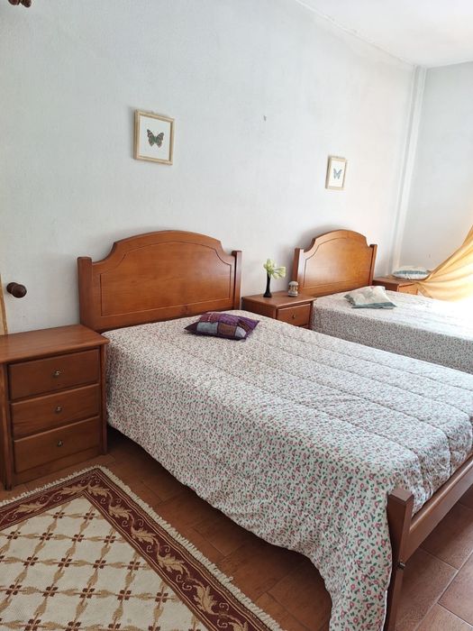 Quarto completo Pinho Mel Maciço - 2 Camas Solteiro + 3 Mesinhas + 2 Roupeiros + 2 Cómodas Toucador