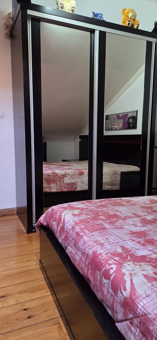 Roupeiro de 2 porta em espelho, no interior tem 3 gavetas , e uma prateleira. Madeira de carvalho.
