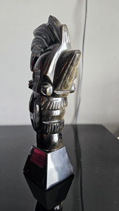 Estatueta em obsidiana negra
