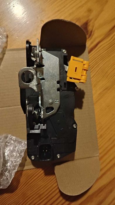 Zamek drzwi prawy przód Cadillac CTS od 2009 do 2014