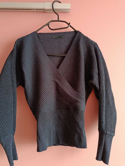 Granatowy sweter ze srebrną nitką Mohito XXS