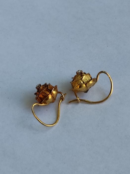 Brincos de  flor em ouro antigo não contrastado  com diamantes