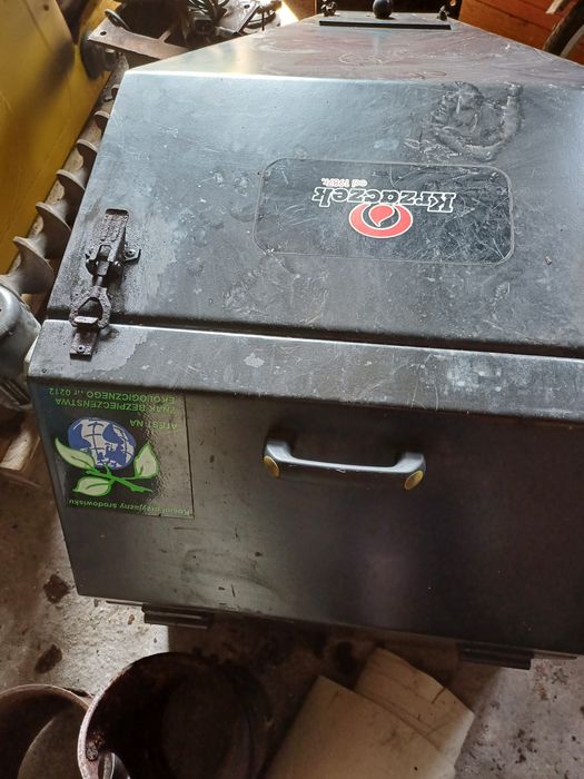 Pompa, zasobnik i sterownik do pieca co na eko groszek jak na zdjęć.