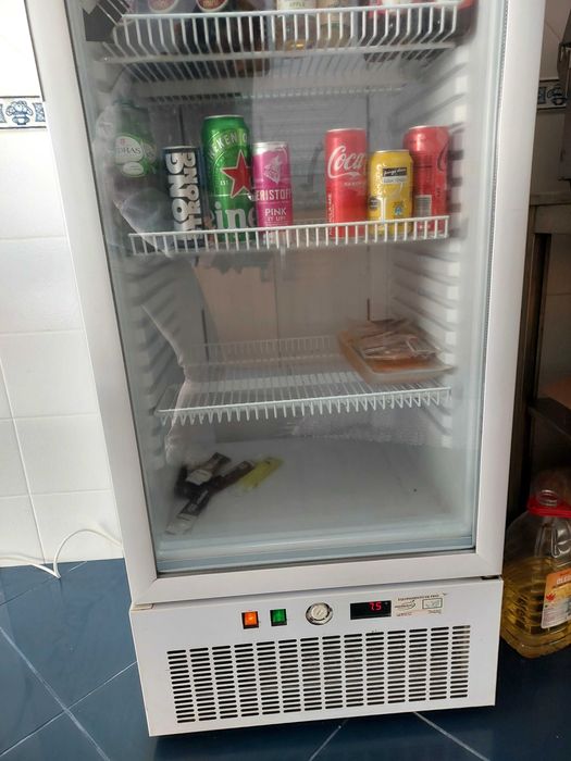 Frigorifico vertical para Beebidas e outros.