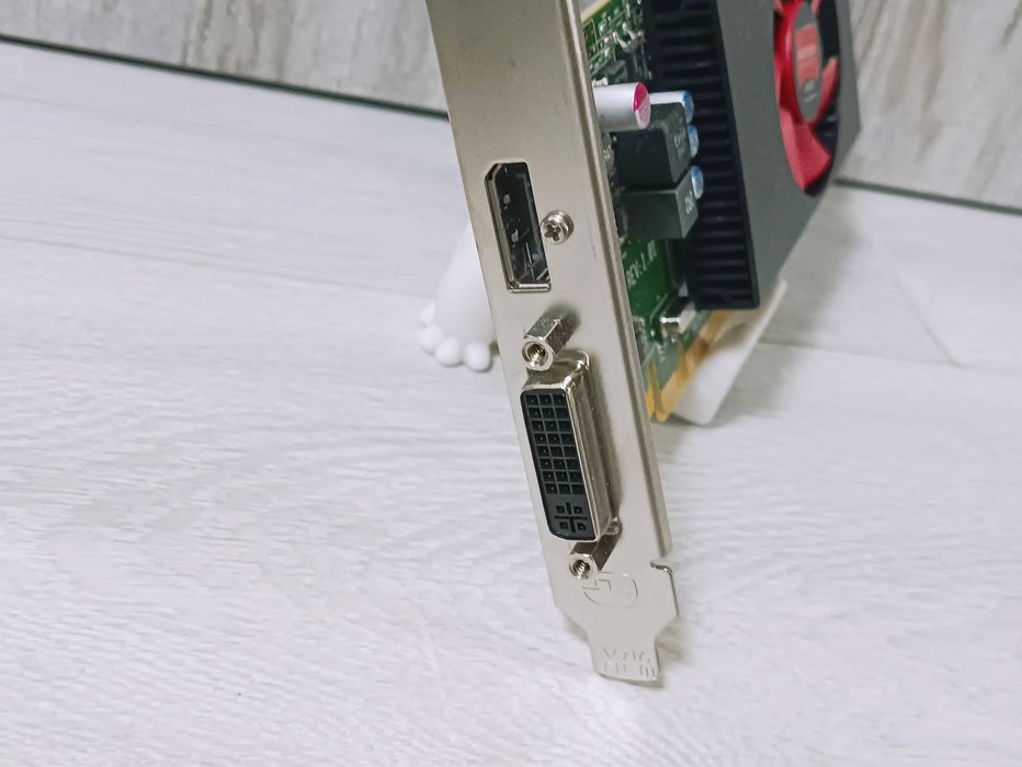 Видеокарта AMD Radeon R5 240 / 1GB / GDDR3 / 64-bit / DVI / DP