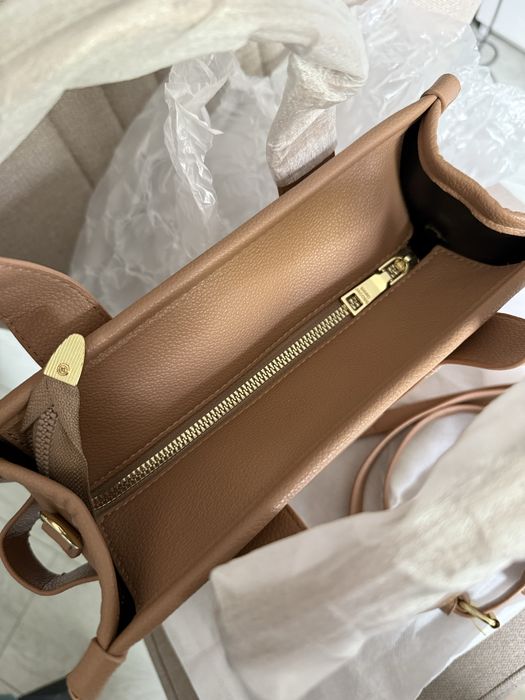 Beżowy średni A5 tote bag Marc Jacobs z logo i dlugim paskiem