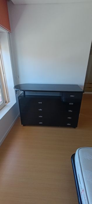 Cómoda elegante em preto