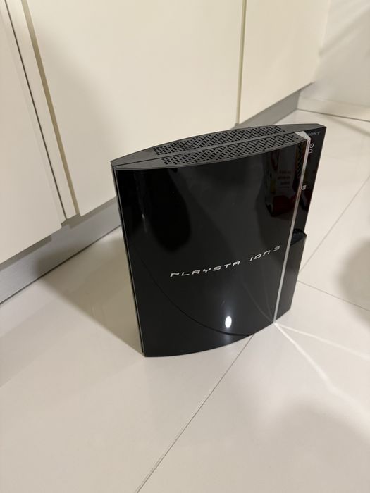 Playstation 3 com 4 comandos e 10 jogos.