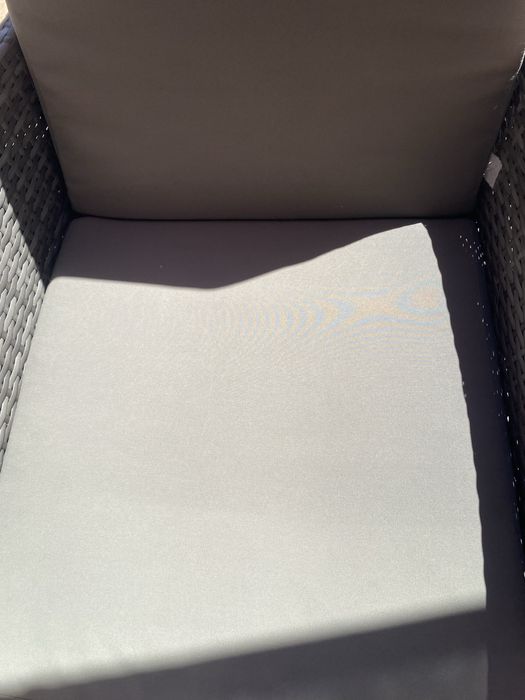 Cadeira e nesa de apoio em ratan cinza exterior