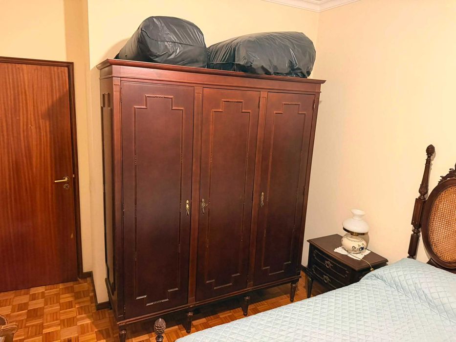 Quarto de casal antigo mas bom estado