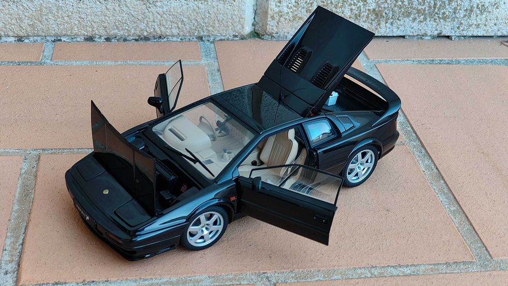 Lotus Esprit V8 AutoArt 1/18