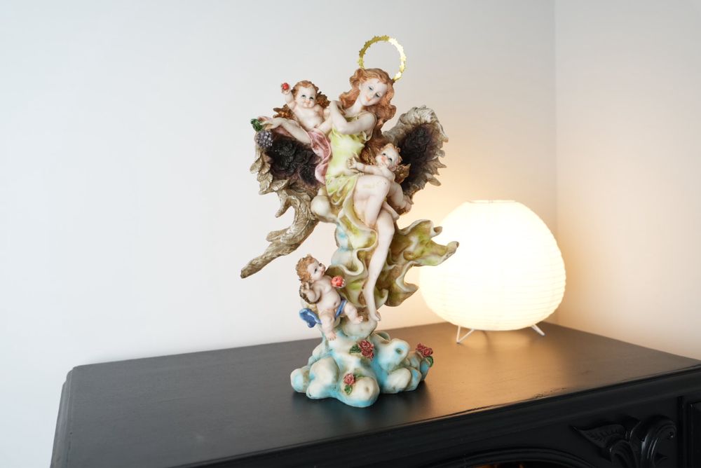 Estátua de Santa guardiã com anjos